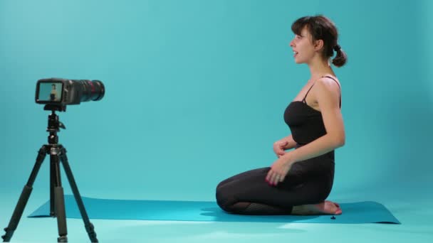 Pessoa ativa explicando exercício de meditação na câmera — Vídeo de Stock