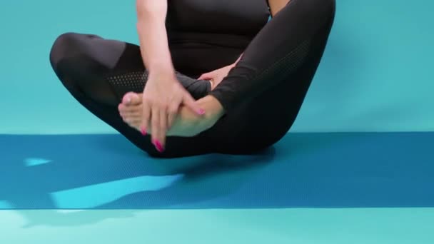 Persona activa sentada en posición de loto yoga en alfombra de piso — Vídeos de Stock