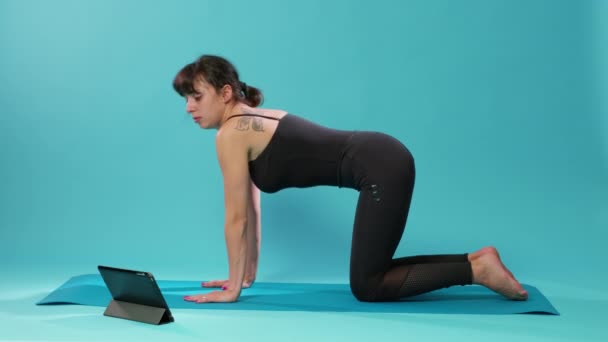 穏やかな女性ストレッチ体の筋肉上ヨガマット — ストック動画