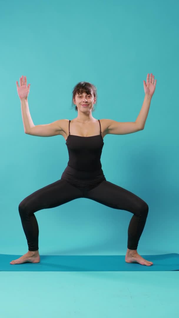 Vertikales Video: Sportler dehnt Muskeln nach körperlichem Training auf Yogamatte — Stockvideo