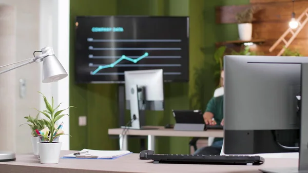 Entrepreneur man worker sitting at desk table in startup business office typing management strategy — Stock Photo, Image