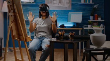Sanatsal vizyonu olan siyahi bir kadın ilham almak için VR gözlükleri kullanıyor.