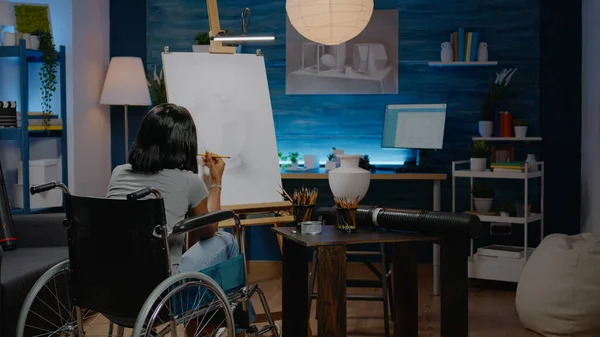 Svart kvinna med funktionshinder rita vas på duk — Stockfoto