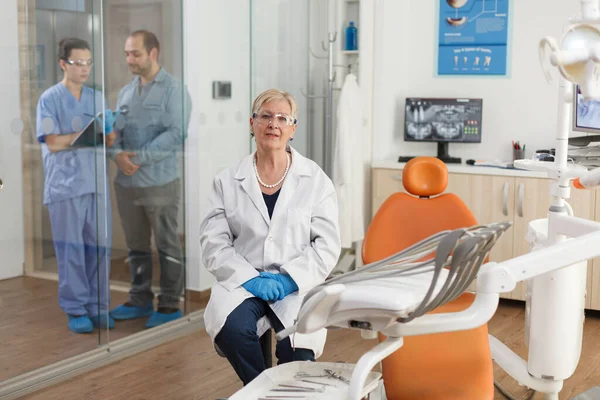 Портрет врача-стоматолога, смотрящего в камеру — стоковое фото