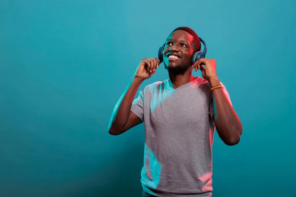 Zwykły dorosły słuchający muzyki na słuchawkach bezprzewodowych — Zdjęcie stockowe