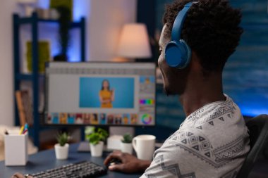 Afro-Amerikan düzenleyici resim rötuş yazılımı kullanarak düzenliyor