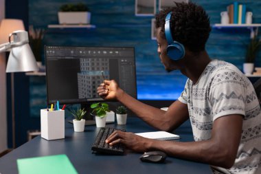 Kulaklıklı Afrikalı Amerikalı teknik mimar.