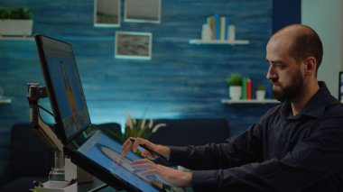 Dokunmatik ekranda düzenleme yazılımı kullanan fotoğrafçı