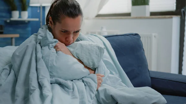 Nemocná žena s chřipkou pomocí přikrývky a polštáře proti třes — Stock fotografie