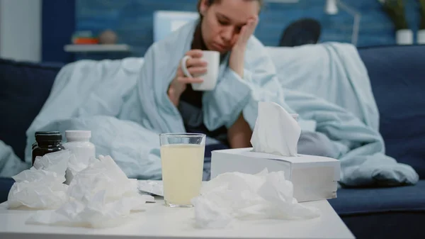 Primer plano de bebida con vitamina efervescente y agua en vaso — Foto de Stock