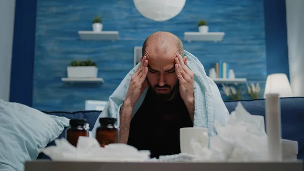 Primer plano de la persona enferma frotando las sienes para curar el dolor de cabeza —  Fotos de Stock