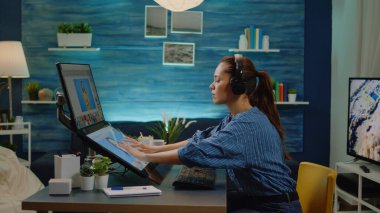 Resimler üzerinde rötuş yapan kadın fotoğrafçı.