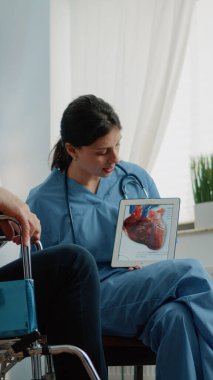 Fiziksel hastalığı olan yaşlı bir hasta kalp figürüne bakıyor.