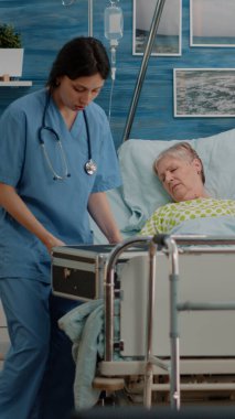 Yaşlı adam doktor ve hemşireden yardım istiyor.