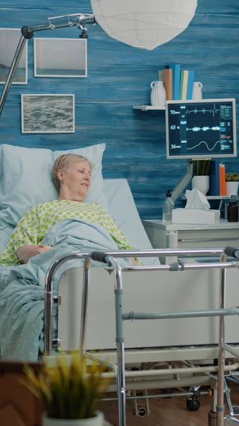 病院のベッドで病気のシニア女性をコンサルティング医療チーム — ストック写真