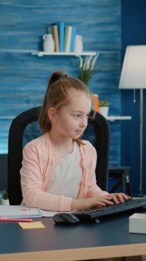 Not defterine renkli kalemlerle öğrenci çizimi