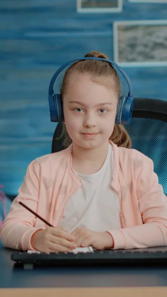 POV маленької дитини в навушниках на відео виклик — стокове фото