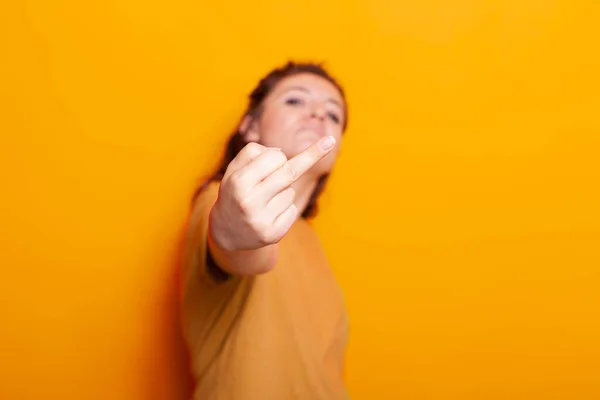Mulher irritada mostrando dedo médio ofensivo na câmera — Fotografia de Stock