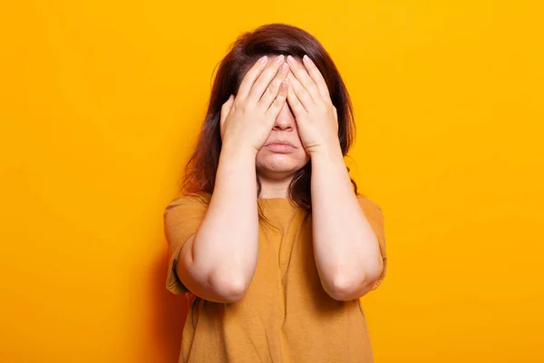 Stressad vuxen som täcker ansikte och ögon med handflator — Stockfoto