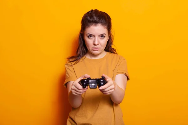 Portret van een vrouw met controller voor de camera — Stockfoto