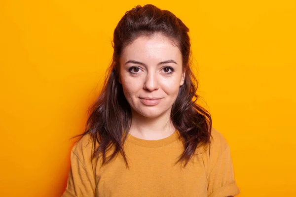 Retrato de mujer positiva de pie en el estudio de fotografía — Foto de Stock