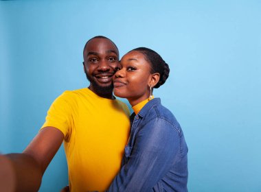 İlişkisi olan insanların kamera önünde gülümsemesi.