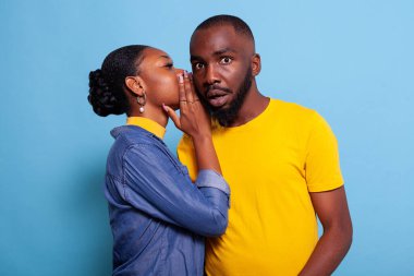 Stüdyodaki kız arkadaştan gizli dedikoduları öğrenen adam hayrete düştü.