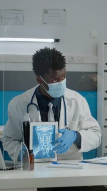 Siyahi doktor X ışını taramasıyla dijital tablet tutuyor