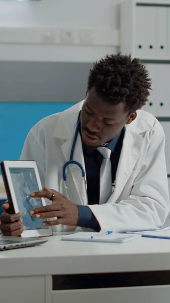 Medik afroamerické etnické skupiny držící tablet — Stock fotografie