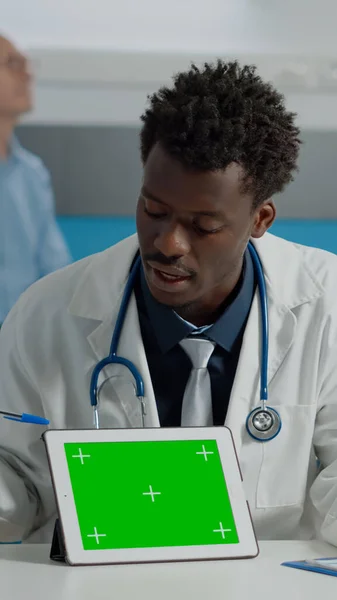 Medik afrického etnika se zelenou obrazovkou na digitálním tabletu — Stock fotografie