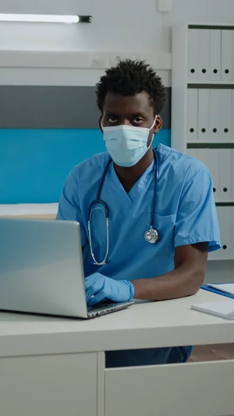 Portrait d'homme avec profession infirmière portant l'uniforme — Photo