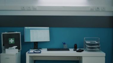 Tıbbi ekipman ve aletlerle dolu boş bir doktor ofisi.