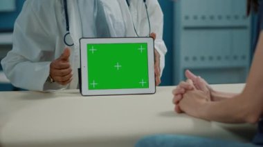 Dolabın dijital tabletinde yatay yeşil ekran tutan sıhhiye