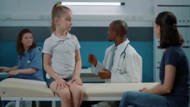 Uzman, tedavi için bir şişe hap öneriyor.