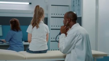 Nabzı ölçmek için steteskop kullanan bir sağlık uzmanı.