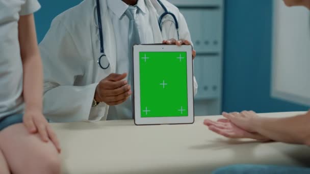 Médecin utilisant une tablette numérique avec écran vert au rendez-vous — Video