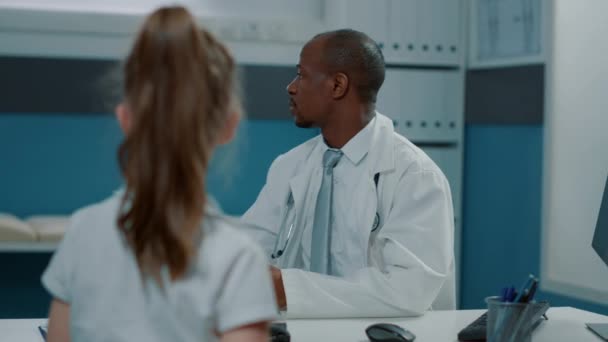 放射線スキャン結果を分析するアフリカ系アメリカ人医師 — ストック動画