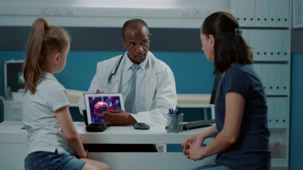 Especialista en salud mostrando ilustración de virus en tableta digital — Vídeo de stock