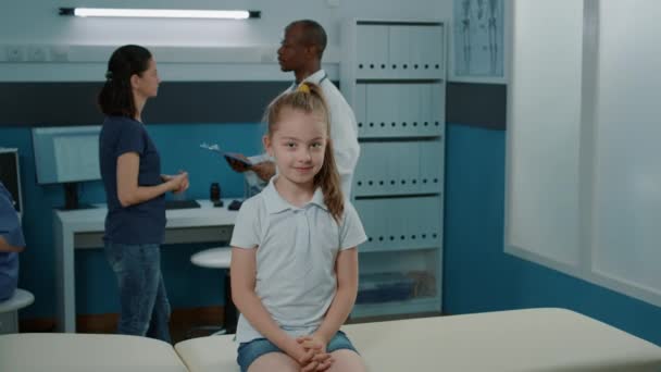 Retrato de niña esperando para hacer un examen médico con el médico — Vídeos de Stock