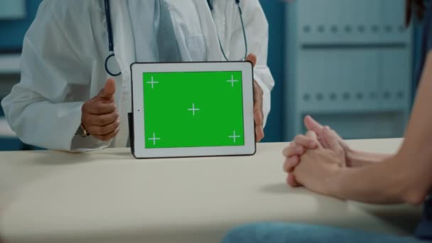 캐비닛에 있는 디지털 태블릿의 수평 녹색 화면을 들고 있는 중간 크기 — 비디오