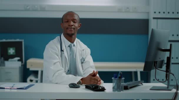 Porträt eines afrikanisch-amerikanischen Arztes mit weißem Mantel und Stethoskop — Stockvideo