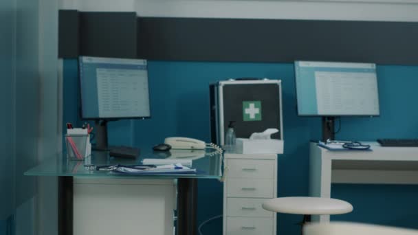 Ніхто в медичному кабінеті, що використовується лікарем для проведення фізичного обстеження — стокове відео