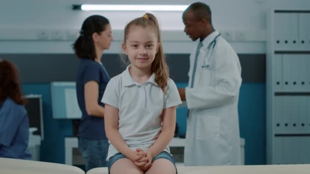 Portret van klein meisje op bed te wachten om te beginnen checkup examen — Stockvideo