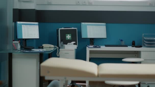 Пустой офис с медицинским оборудованием и инструментами — стоковое видео