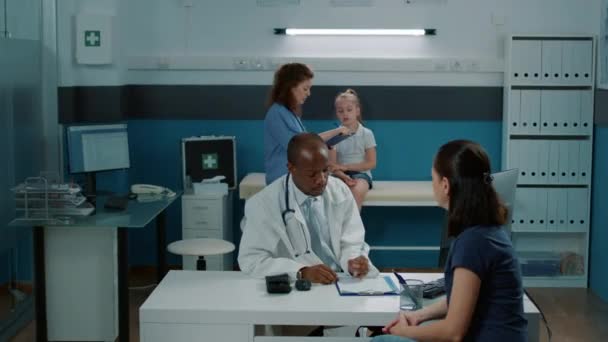 의료 실에서 어른 과대화하고 있는 의사 — 비디오