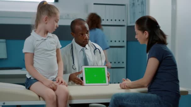 Mężczyzna lekarz wskazujący na tabletkę z poziomym zielonym ekranem — Wideo stockowe