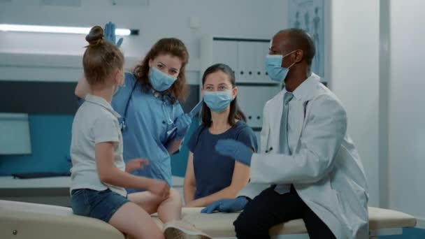 Medisch team geven highfive tot klein kind na succesvol onderzoek — Stockvideo