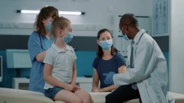 Çeşitli tıbbi ekipler radyografi sonuçlarını analiz ediyor.