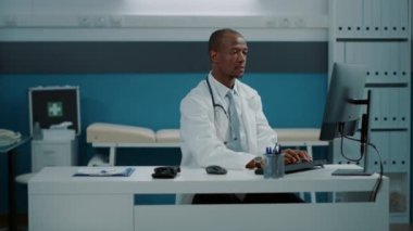 Genel pratisyen anne ve çocuğu kabinede karşıladı