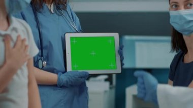 Tablette yatay yeşil ekran tutan kadın asistan